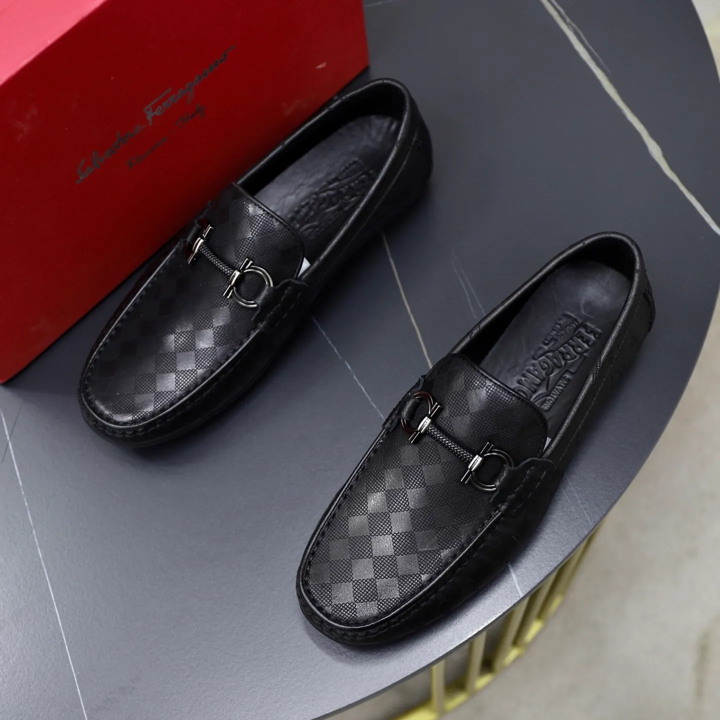 Ex-factory price: 462💰🙅‍♂️🙅‍♂️🙅‍♂️Niuli Brand: Ferragamo Standard code: Men's code 38/44 (45 customized) Grade: Same as the official website Material: Original imported cowhide leather lining Original wear-resistant lightweight outsole Style category: Men's casual slip-on shoes Bean shoes Distinguished luxury brand elements top luxury Color: actual picture color
